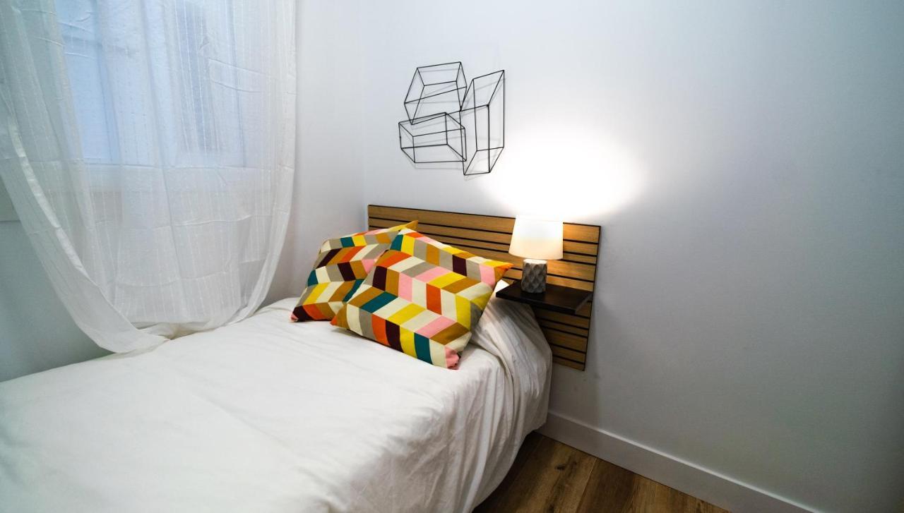 2 A 6 Pax Museos Y Ronda De Atocha Appartement Madrid Buitenkant foto