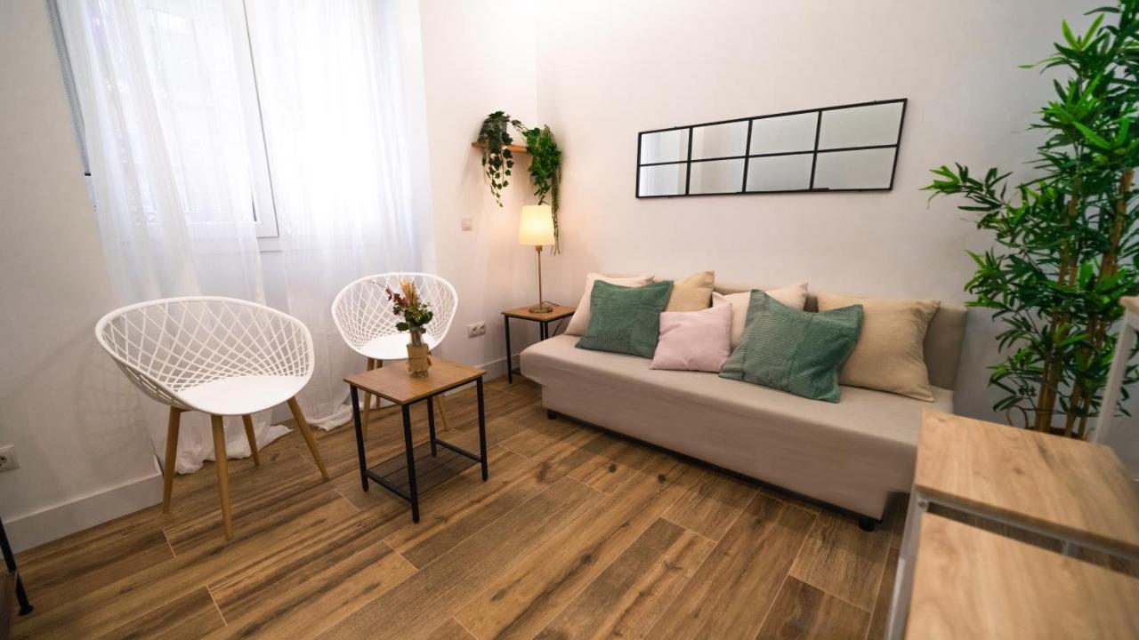 2 A 6 Pax Museos Y Ronda De Atocha Appartement Madrid Buitenkant foto
