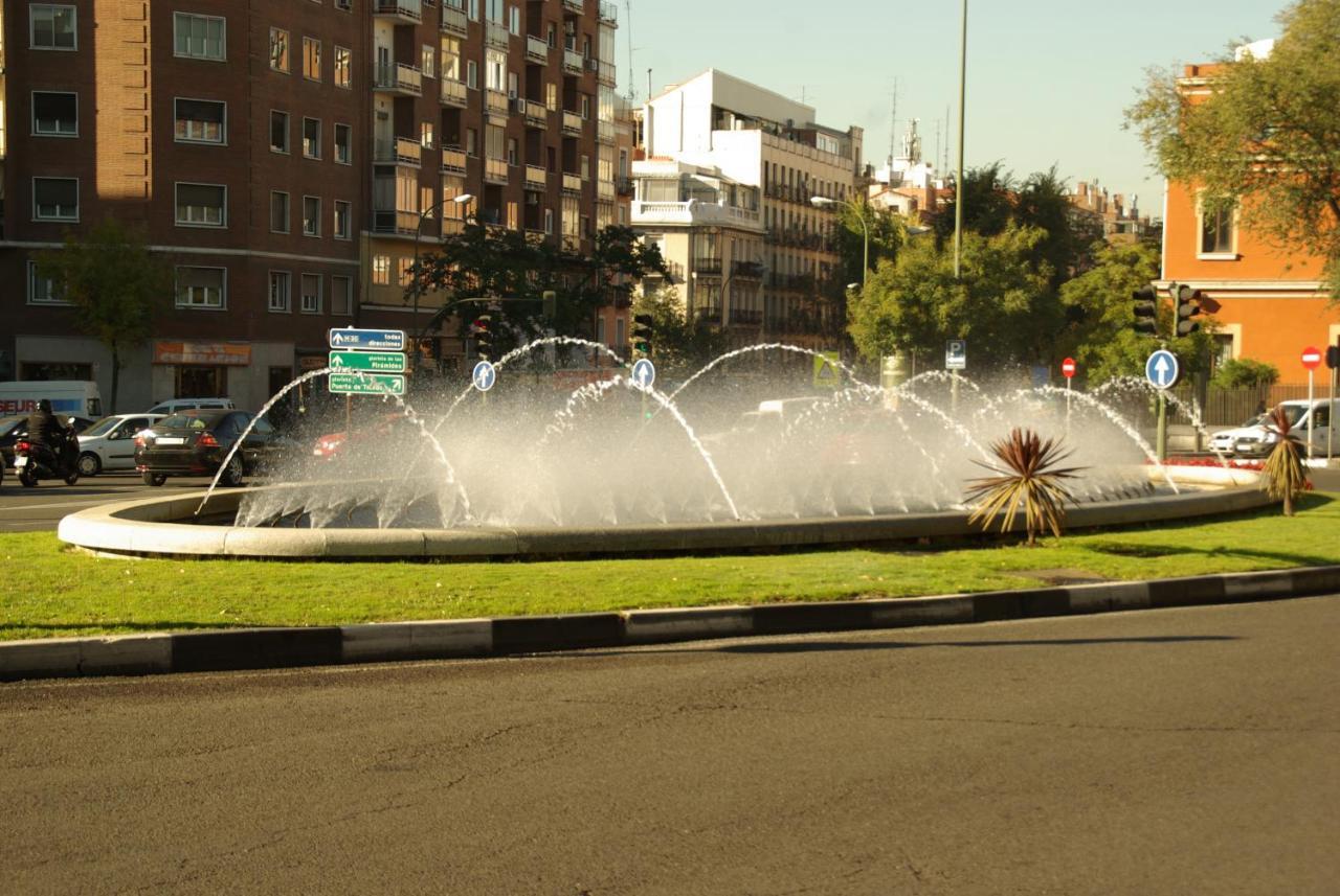 2 A 6 Pax Museos Y Ronda De Atocha Appartement Madrid Buitenkant foto